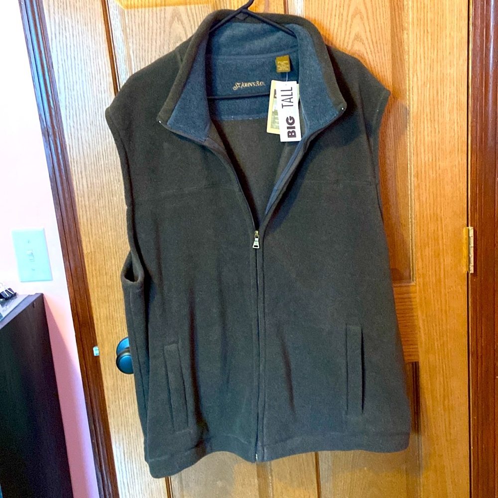 ****New**** Men’s big & tall fleece vest